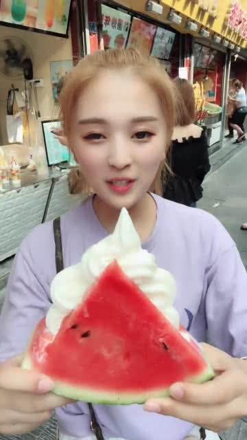 网红小姐姐吃红瓜
