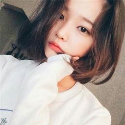 短发女生网红吃瓜图片