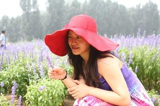 网红女孩拍照吃瓜,美食与时尚的完美融合